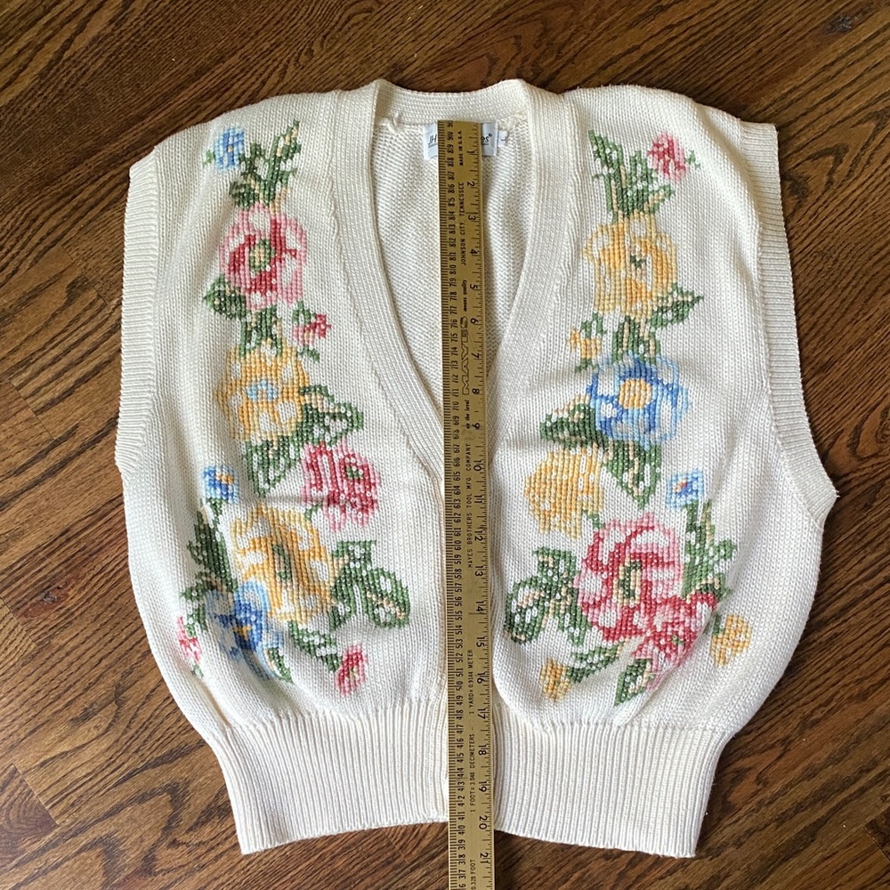 Vintage J H Collectibles Cream Floral Button-Up Sweater Vest - Picture 3 of 10